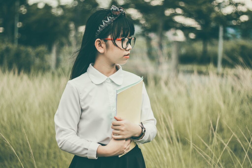 Etudiante asiatique Etudiante chinoise avec un manuel scolaire